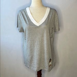 DUBGEE BY WHOOPI WOMEN’S V-NECK BABY WHOOPI TEE GREY/WHITE